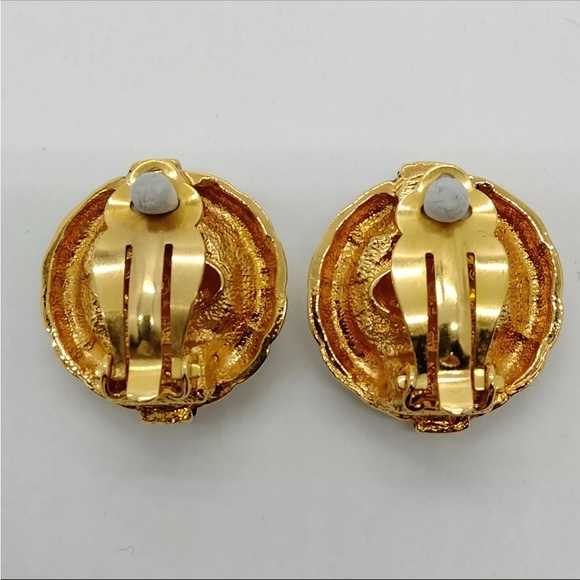 Authentic 🌸CHANEL 🌸Gold plated with Pearl clip on Earrings - Picture 5 of 9